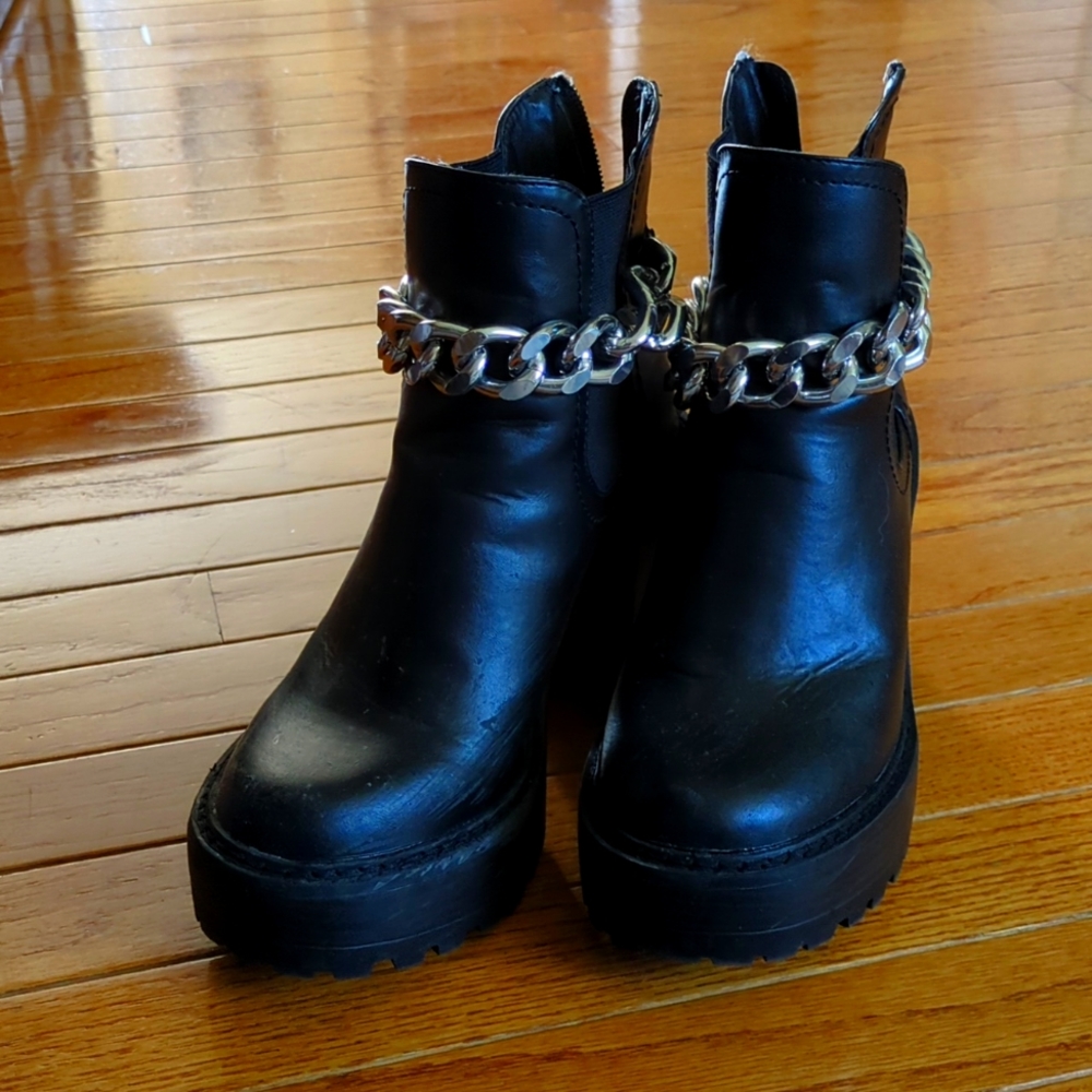 Black chunky heel boots with chain sz 6.5